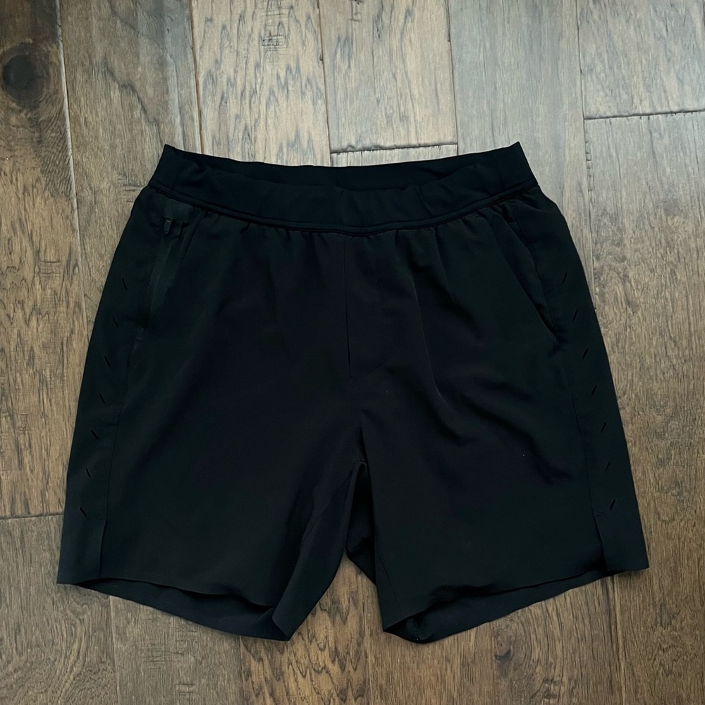 Men’s Ten Thousand lined shorts